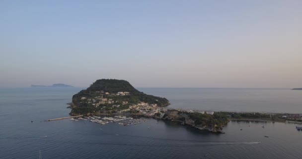 Vista aérea belo mar azul-turquesa e iates na ilha — Vídeo de Stock