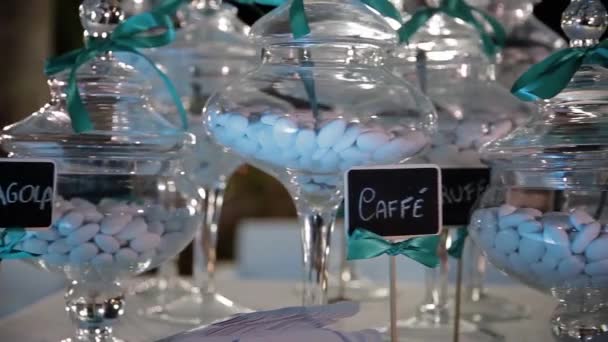 Tables servies avec verres à vin, nappe blanche et chaises en bois d'arrangement de mariage à la lumière du soleil, Italie. préparatifs de mariage italien . — Video