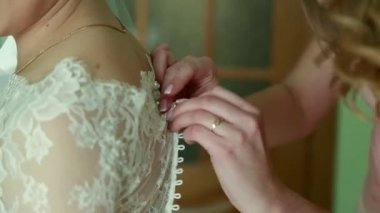 Nedime beyaz gelinlik güzel gelin, düğün hazırlamak için bağlama