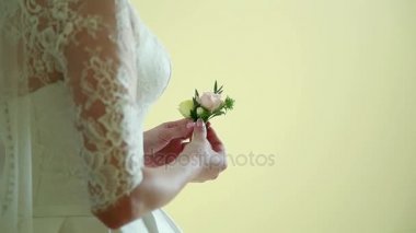 Güzel gelin buketi beyaz gelinliği giymiş genç gelinin elinde. Büyük eller taze beyaz gül ve Lale çiçekler demet kapatın. Anonim gelin holding çiçekler