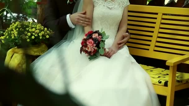 美丽的新娘花束，年轻的新娘穿着白色的婚纱礼服手中。关闭大束白玫瑰和郁金香鲜花在女性手中。匿名的新娘手捧花 — 图库视频影像