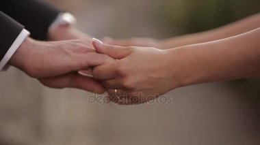 Bir düğün gününde damat, gelinin parmağına alyans takar. Gelin, damadın parmağına yüzük takar.