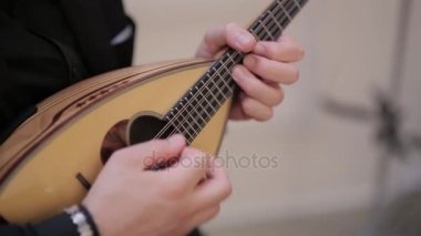 Strummed adam el Gitar telleri