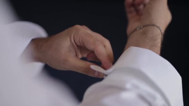 Düğün, damat onun kol düğmesi koyarak — Stok video