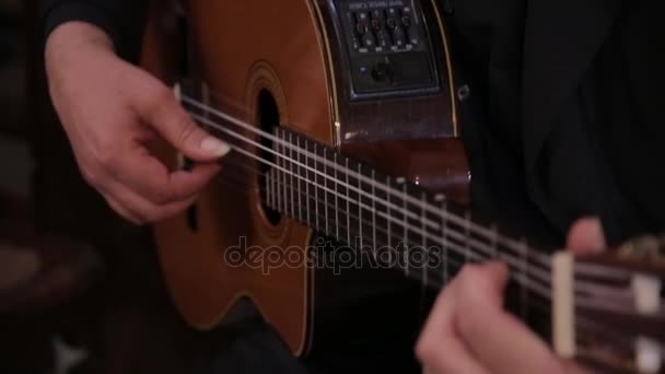 Strummed adam el Gitar telleri — Stok video