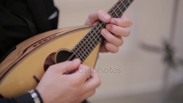 Strummed adam el Gitar telleri — Stok video