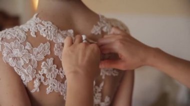 Düğün Gelin anne düğmeleri ile bu elbiseyi takılır.