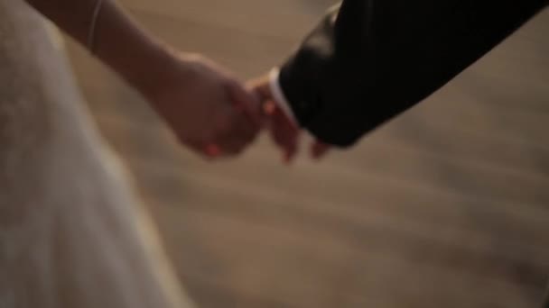 Свадебная пара держит за руки невесту Гром — стоковое видео