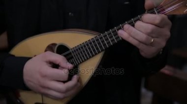 Mandolin adam yakışıklı oyuncu