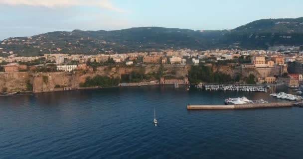 La mer dans un resort italien, la plage aérienne — Video