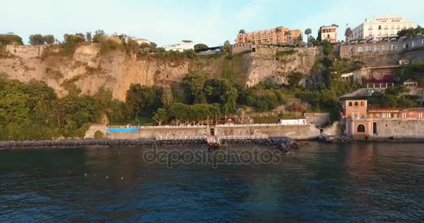 El mar en un balneario italiano, la playa aérea — Vídeos de Stock