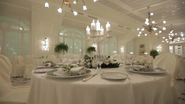 Boda sirviendo mesa de banquete de lujo — Vídeo de stock