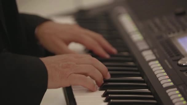 Мужчина играет на электронном пианино на свадьбе — стоковое видео