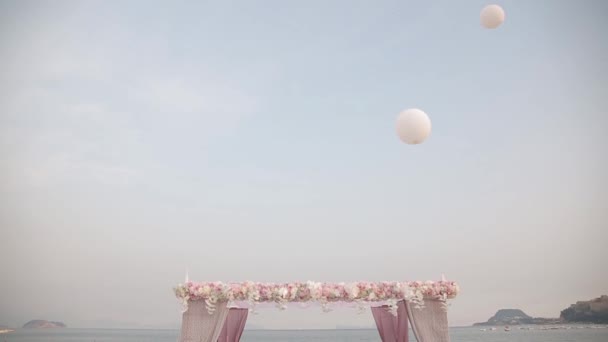Paisaje de la boda en el fondo del mar y el cielo azul — Vídeos de Stock
