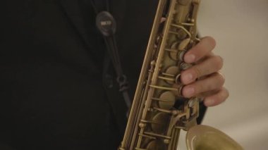 Adam saksafon üzerinde eller oynamak