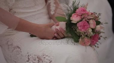 Gelin Beautiful buket gelinin elinde, beyaz gelinlik