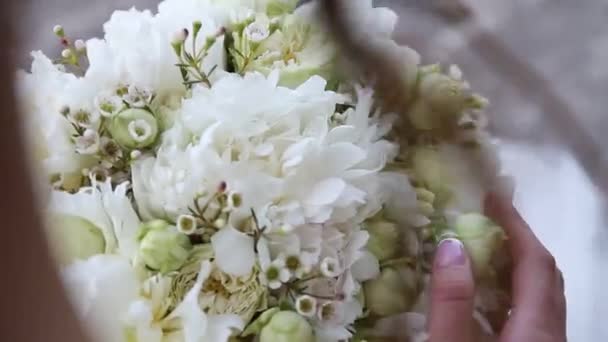 Mariée beau bouquet dans les mains de la mariée, robe de mariée blanche — Video