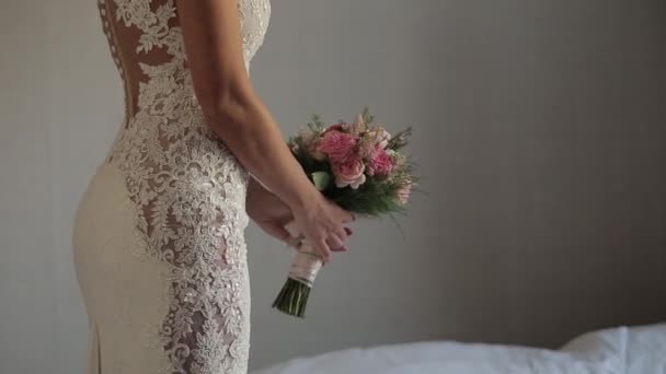 Novia Hermoso ramo en las manos de la novia, vestido de novia blanco — Vídeos de Stock