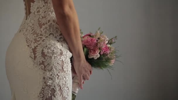 Bryllup Vakker bukett i brudens hender, hvit brudekjole – stockvideo