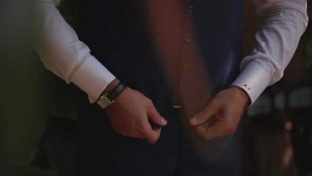 Руки нареченого весілля отримати, одягаються — стокове відео