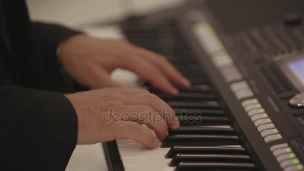 Manos de boda de los hombres juegan en el piano eléctrico — Vídeo de stock