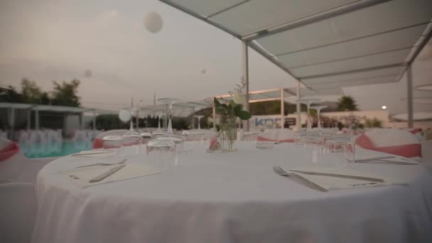 Γαμήλιο τραπέζι όμορφα σερβίρει εκλεκτά — Αρχείο Βίντεο