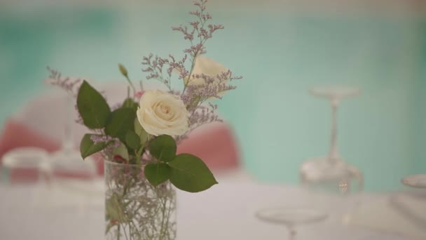 Mesa de boda hermosa porción exquisita — Vídeos de Stock