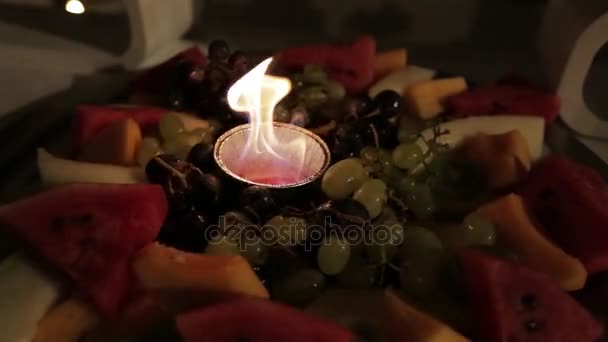 Cornucopia y velas, Hermoso ajuste de mesa de otoño de Acción de Gracias, Dolly revelar — Vídeo de stock