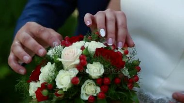 güzel düğün buketi gelin ve damat elinde