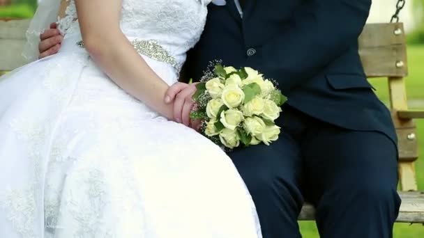 Прекрасный свадебный букет в руках жениха и невесты — стоковое видео