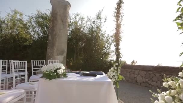 Bela decoração vintage para uma cerimônia de casamento — Vídeo de Stock