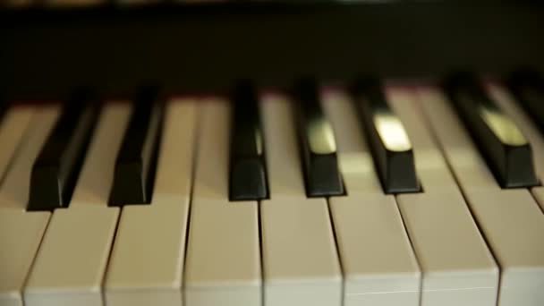 Wedding rings on the keys of the old piano — Stock Video