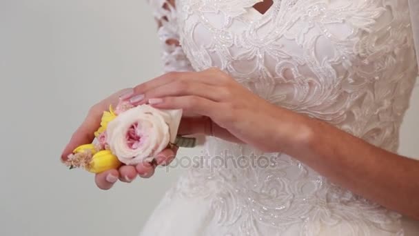 Весілля, наречена носить сукню, взуття, прикраси — стокове відео