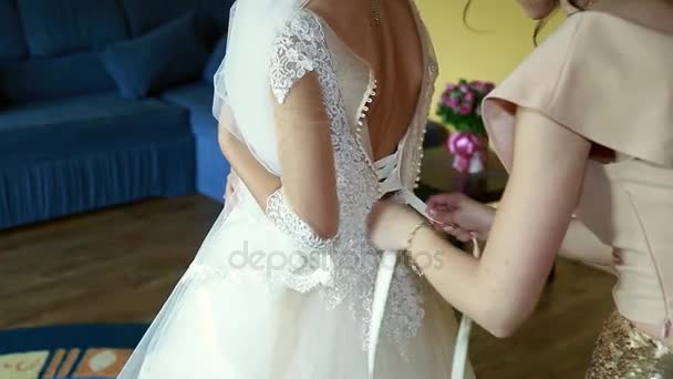 Esküvő, menyasszony visel ruhát, cipőket, ékszereke — Stock videók