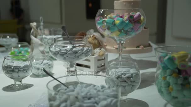 Şeker çubuğu düğün, şeker büfesi, çikolata Çeşmesi, kek — Stok video