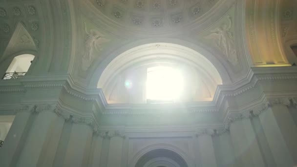 Vistas majestosas sob a cúpula da igreja — Vídeo de Stock
