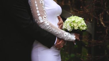 Düğün gününde Damat Düğün buketi gelin el vuruş.