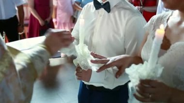 Kilise, gelin ve damat düğüne mumlar tutun