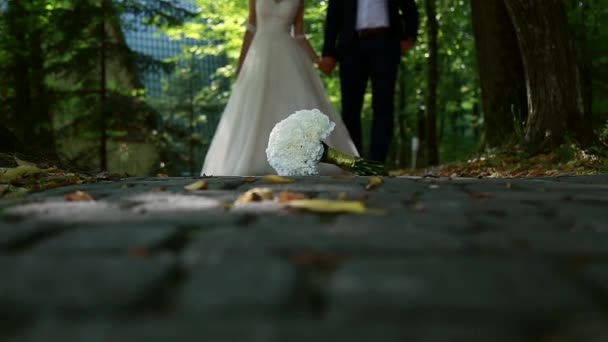 På en bröllopsdag linjer brudgummen brides handen, bröllop bukett — Stockvideo