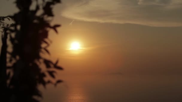 Camino de la luz de la luna con baja luna tonta sobre el mar — Vídeo de stock