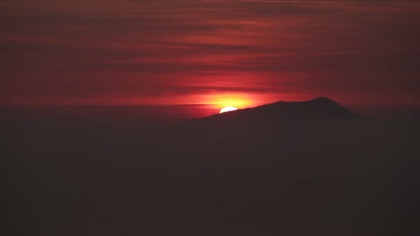 Hermoso amanecer sobre la montaña — Vídeos de Stock