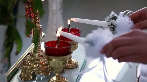 教会、新郎、新婦は結婚式の蝋燭を握る — ストック動画