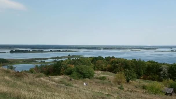 Oekraïne, een fascinerend uitzicht vanop de heuvel aan de rivier de Dnipro — Stockvideo