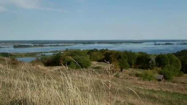 Oekraïne, een fascinerend uitzicht vanop de heuvel aan de rivier de Dnipro — Stockvideo