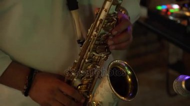 Bir mikrofon oynayan bir eller saksofoncu Close-Up