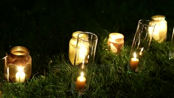 Hermosa decoración vintage para una ceremonia de boda nocturna, frascos con velas — Vídeos de Stock