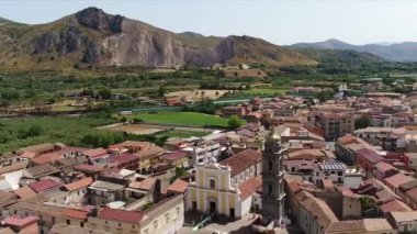 Aero ile güzel bir şarlatan ile küçük İtalyan şehir manzarası