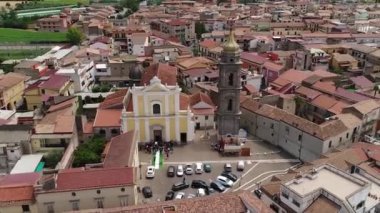 Aero ile güzel bir şarlatan ile küçük İtalyan şehir manzarası