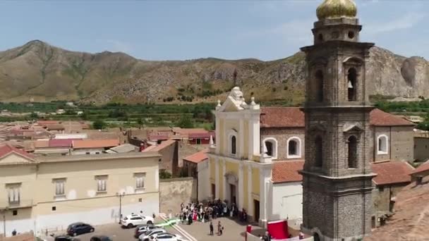 Aero con una hermosa vista de la pequeña ciudad italiana con el charlatán — Vídeos de Stock