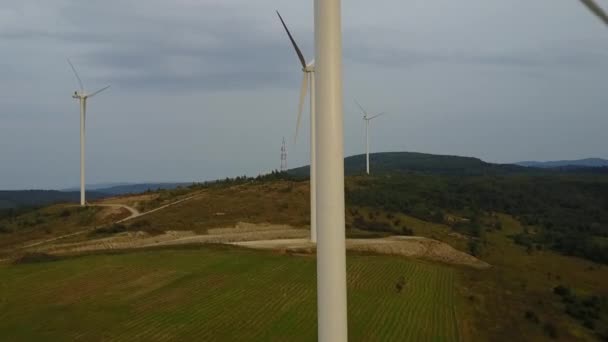 Vista aérea de aglomerados de turbinas eólicas nas montanhas dos Cárpatos — Vídeo de Stock